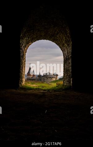 Kamianets-Podilskyi, Ukraine. Vue de l'arche de la forteresse en pierre sur le pont du château jusqu'à la forteresse Kamianets-Podilskyi par une journée nuageux Banque D'Images