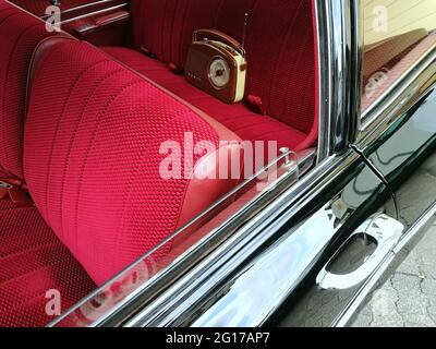 Photo en grand angle de l'intérieur en cuir d'une voiture rétro Banque D'Images