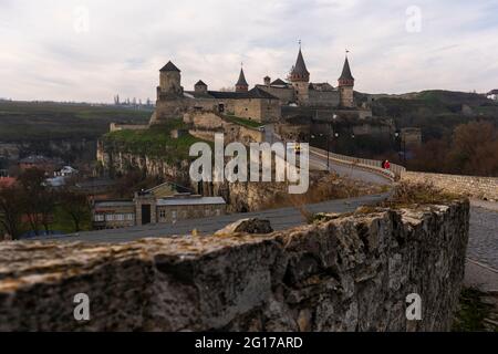 Kamianets-Podilskyi, Ukraine. Vue panoramique sur le pont du château jusqu'à la forteresse de Kamianets-Podilskyi par une journée d'hiver nuageux Banque D'Images