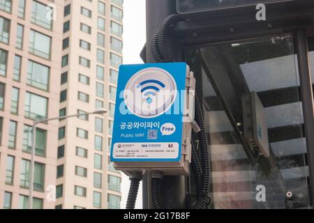 Séoul, Corée du Sud. 1er juin 2021. Vue sur un relais Wi-Fi public pour un service Wi-Fi public gratuit à un arrêt de bus. (Photo de Jaewon Lee/SOPA Images/Sipa USA) crédit: SIPA USA/Alay Live News Banque D'Images