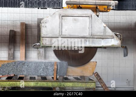 Machine pour la découpe de pierres de granit. Découpe de granit dans un atelier de grès. Banque D'Images