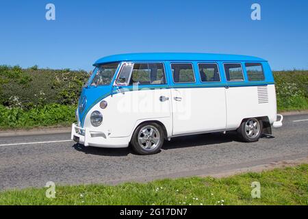 Années 1967 60 années soixante bleu blanc VW Volkswagen, fenêtres de quart de lumière, écran divisé 1500cc essence kombi, caravanes et camping-cars, camping-cars sur les routes de Grande-Bretagne, véhicule de loisirs RV, vacances en famille, vacances caravanette, vacances caravane de tourisme, conversions de fourgonnettes, autohome VANAGON, la vie sur la route, ben-route vers Capesthorne Hall Classic car Show de mai, Cheshire, Royaume-Uni Banque D'Images