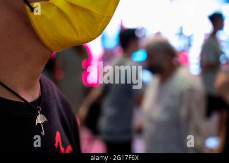 Hong Kong, Chine. 04e juin 2021. Un partisan pro-démocratie porte un collier parapluie en souvenir du mouvement parapluie 2014 à Hong Kong, le 4 juin 2021. Pour la deuxième année consécutive, la police a interdit la veillée annuelle aux chandelles dans le parc Victoria, marquant le massacre de la place Tiananmen en 1989 comme une prévention contre les manifestations. Crédit : SOPA Images Limited/Alamy Live News Banque D'Images