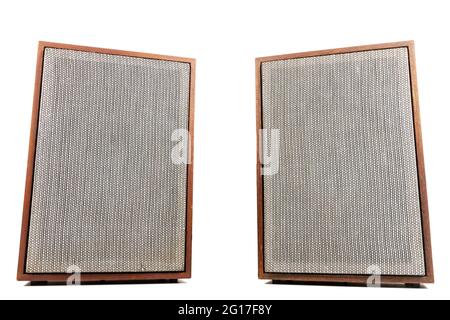 Deux enceintes vintage avec grilles en tissu isolées sur fond blanc. Banque D'Images