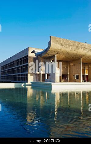 Inde, Punjab et Haryana, Chandigarh, Vidhan Sabha Assemblée législative du Corbusier Banque D'Images