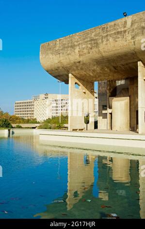 Inde, Punjab et Haryana, Chandigarh, Vidhan Sabha Assemblée législative du Corbusier Banque D'Images