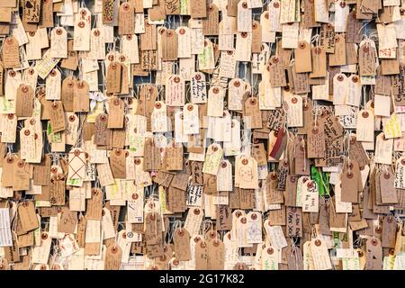 Étiquettes avec messages sur le tableau d'affichage, Londres, Royaume-Uni Banque D'Images