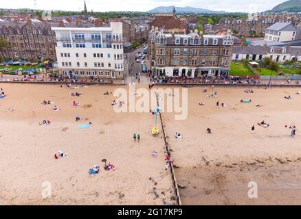 Portobello, Écosse, Royaume-Uni. 5 juin 2021. Beaucoup de gens du coin se sont rendus à la célèbre plage de Portobello en dehors d'Édimbourg, alors que les températures ont atteint une agréable température de 20°C le samedi après-midi. Iain Masterton/Alay Live News Banque D'Images