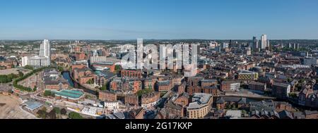 Bridgewater place et une vue aérienne du centre-ville de Leeds depuis le sud en regardant de nouveau la gare et les bureaux, les appartements et la vente au détail. Banque D'Images