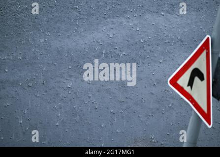 05 juin 2021, Hessen, Francfort-sur-le-main : de fortes pluies déllantent une rue dans le quartier de Sachsenhausen pendant un orage. Photo: Arne Dedert/dpa Banque D'Images