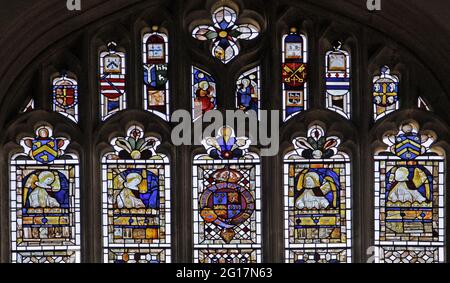 La trace de la fenêtre est de St Martin, Stamford, Lincolnshire; verre médiéval de l'église de Tattershall installé en 1759 Banque D'Images