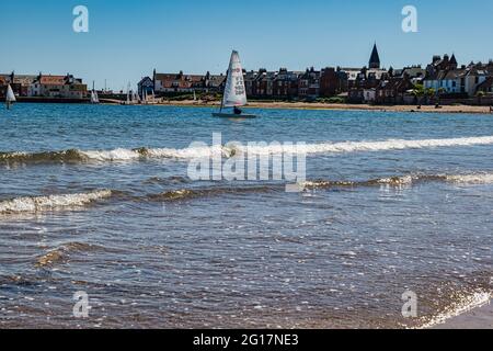 Régate de voile avec canot pneumatique de voile depuis la plage de West Bay, North Berwick, East Lothian, Écosse, Royaume-Uni Banque D'Images