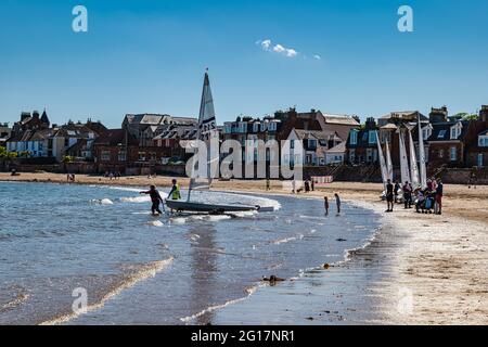 Régate de voile avec dinghies de voile en cours de lancement sur la plage de West Bay, North Berwick, East Lothian, Écosse, Royaume-Uni Banque D'Images