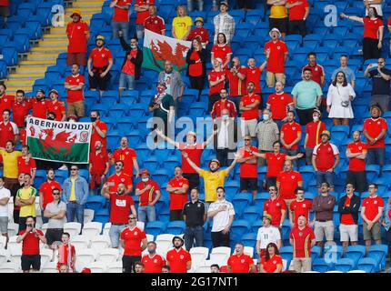 Cardiff, pays de Galles, 5 juin 2021. Les fans gallois prennent leur place dans les stands la première fois depuis le début de la pandémie Covid 19 lors du match international de football amical au Cardiff City Stadium, Cardiff. Le crédit photo doit être lu : Darren Staples / Sportimage Banque D'Images