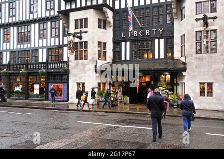 Londres, Royaume-Uni - 01 février 2019 : Tudor stylisé bâtiment Liberty's le jour des pluies. Il s'agit d'un grand magasin dans Great Marlborough Street Banque D'Images