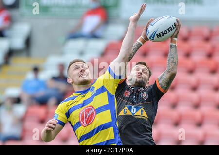 Leigh, Angleterre - 5 juin 2021 -Ben Currie (11) de Warrington Wolves et Gareth O'Brien de Castleford Tigers défi de haut niveau lors de la coupe de compétition de rugby Betfred semi-finales Castleford Tigers contre Warrington Wolves au Leigh Sports Village, Leigh, Royaume-Uni Dean Williams/Alay Live News Banque D'Images