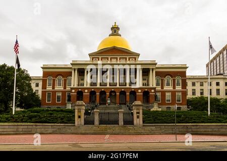 Massachusetts State House par une journée d'été nuageux Banque D'Images