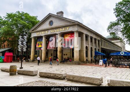 Côté ouest du marché de Quincy et les gens qui marchent autour Banque D'Images