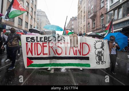 05 juin 2021, Hessen, Francfort-sur-le-main: Les participants à une manifestation pro-palestinienne sous le slogan 'Naksa Day, long Live the Resistance' défilent à Francfort dans une pluie ressemblant à un nuage. La police a sécurisé la marche de protestation avec un grand contingent. Photo : Boris Roessler/dpa Banque D'Images