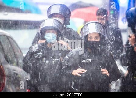 05 juin 2021, Hessen, Francfort-sur-le-main : sous une pluie semblable à une explosion, les forces de police accompagnent les participants dans une manifestation pro-palestinienne à Francfort. Photo : Boris Roessler/dpa Banque D'Images