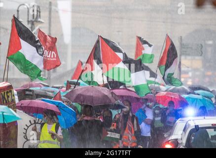 05 juin 2021, Hessen, Francfort-sur-le-main: Les participants à une manifestation pro-palestinienne sous le slogan 'Naksa Day, long Live the Resistance' défilent à Francfort dans une pluie ressemblant à un nuage. La police a sécurisé la marche de protestation avec un grand contingent. Photo : Boris Roessler/dpa Banque D'Images