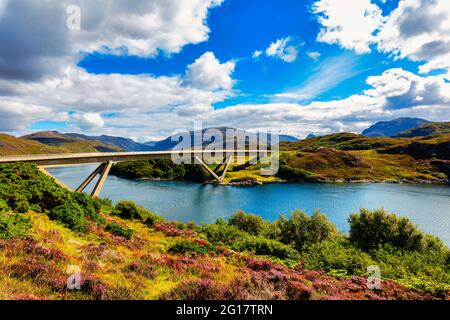 Pont de Kylesku, Drochid a' Chaolais Chumhaing, Loch a' Chàirn Bhàin, Assynt sur la pittoresque côte nord 500, Sutherland, Écosse Banque D'Images
