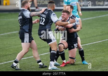 Newcastle, Royaume-Uni. 20 mars 2021. NEWCASTLE UPON TYNE, ROYAUME-UNI. 5 JUIN Luther Burrell de Newcastle Falcons, Micky Young et Adam Brocklebank célèbrent Sean Robinson de Newcastle Falcons à l'occasion du match Gallagher Premiership entre Newcastle Falcons et Worcester Warriors à Kingston Park, Newcastle, le samedi 5 juin 2021. (Credit: Chris Lishman | MI News) Credit: MI News & Sport /Alay Live News Banque D'Images