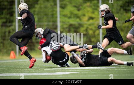 Hambourg, Allemagne. 05e juin 2021. L'équipe des Hamburg Sea Devils (casques rouges) joue contre le tonnerre de Berlin (casques argentés) lors d'un match de football américain. Credit: Daniel Reinhardt/dpa/Alay Live News Banque D'Images