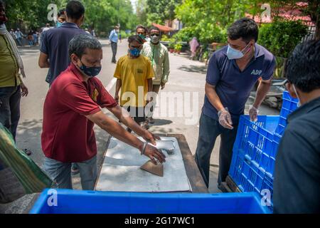 New Delhi, Inde. 05e juin 2021. L'homme indien reçoit des paquets de nourriture.les paquets de nourriture sont distribués aux pauvres et les mendiants par l'organisation religieuse arsha Dharma Parishad du temple d'Uttara Guruvayoorappan à New Delhi; ils servent 850 paquets de nourriture chaque jour. Crédit : SOPA Images Limited/Alamy Live News Banque D'Images