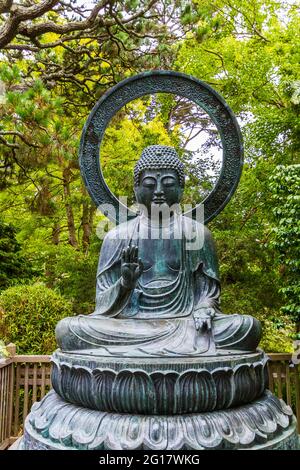 La statue de Bouddha dans le jardin de thé japonais (Golden Gate Park), San Francisco Banque D'Images