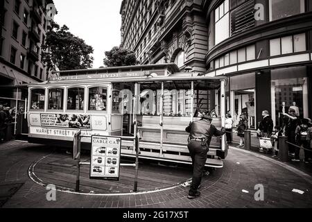 Un téléphérique sur la plaque tournante et les touristes attendant une promenade à San Francisco Banque D'Images