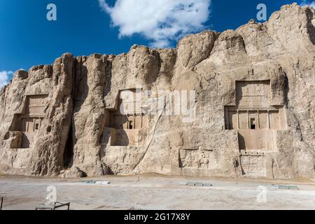 Naqsh-e Rostam, nécropole de la dynastie des Achaemenides près de Persepolis, avec des tombes de Darius II, Artaxerxes I, Darius I, taillées en hauteur dans la face de la falaise. Iran. Banque D'Images