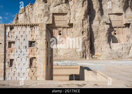 Naqsh-e Rostam, nécropole de la dynastie des Achaemenidés près de Persepolis, avec des tombes de Darius II, Artaxerxes I et le Cube de Zoroaster. Iran. Banque D'Images