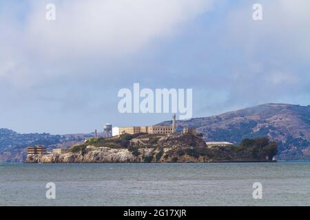 Gros plan sur la maison de la cellule d'Alcatraz et le phare vus de l'embarcadère 39 Banque D'Images