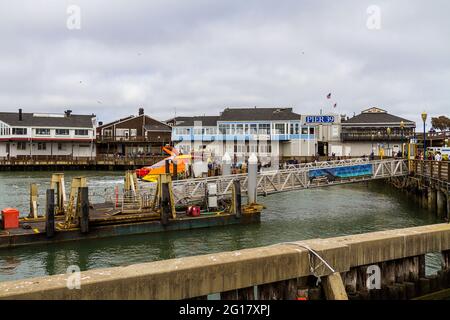 Vue sur le Pier 39 à San Francisco lors d'une journée nuageuse avec de nombreux touristes Banque D'Images