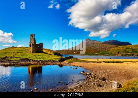 Ruines du château Ardvreck du XVIe siècle sur un promontoire rocheux sur le Loch Assynt, construit par le Clan Macleod, sur le pittoresque NC 500 Sutherland, Écosse Banque D'Images