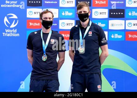 Dave Ellis (à gauche) avec guilde après avoir remporté l'épreuve des hommes PTV1 lors de la course AJ Bell 2021 World Triathlon Para Series à Roundhay Park, Leeds. Date de la photo: Samedi 5 juin 2021. Banque D'Images