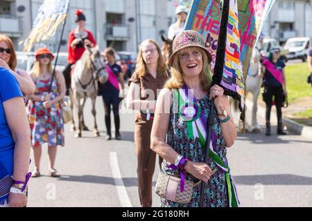 UTILISATION ÉDITORIALE SEULEMENT les godicas de jour moderne sélectionnés par la nomination publique à cheval de différents quartiers de la ville accompagnés de femmes portant des bannières et des drapeaux représentant leur manifeste pour la ville pendant l'événement de Coventry UK ville de CultureÕs signature, Coventry Moves. Date de la photo: Samedi 5 juin 2021. Banque D'Images