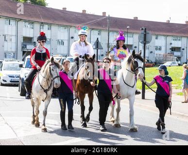 UTILISATION ÉDITORIALE SEULEMENT les godicas de jour moderne sélectionnés par la nomination publique à cheval de différents quartiers de la ville accompagnés de femmes portant des bannières et des drapeaux représentant leur manifeste pour la ville pendant l'événement de Coventry UK ville de CultureÕs signature, Coventry Moves. Date de la photo: Samedi 5 juin 2021. Banque D'Images