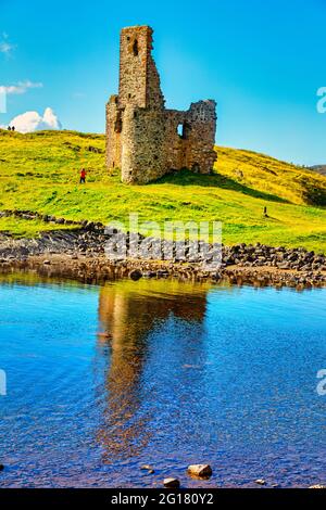 Ruines du château Ardvreck du XVIe siècle sur un promontoire rocheux sur le Loch Assynt, construit par le Clan Macleod, sur le pittoresque NC 500 Sutherland, Écosse Banque D'Images