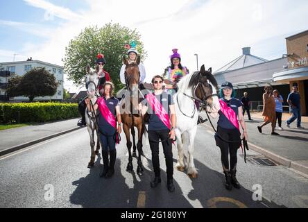 UTILISATION ÉDITORIALE SEULEMENT les godicas de jour moderne sélectionnés par la nomination publique à cheval de différents quartiers de la ville accompagnés de femmes portant des bannières et des drapeaux représentant leur manifeste pour la ville pendant l'événement de Coventry UK ville de CultureÕs signature, Coventry Moves. Date de la photo: Samedi 5 juin 2021. Banque D'Images