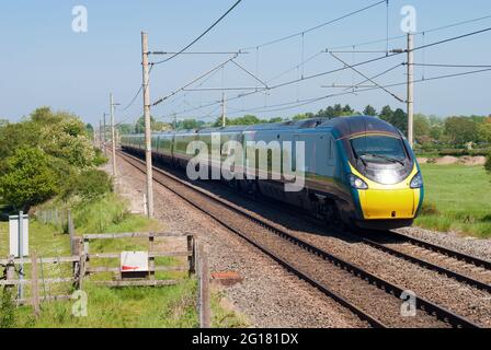 Avanti West Coast pendolino classe 390 sur un service de Manchester à Londres Euston à Prestbury, Cheshire. Banque D'Images