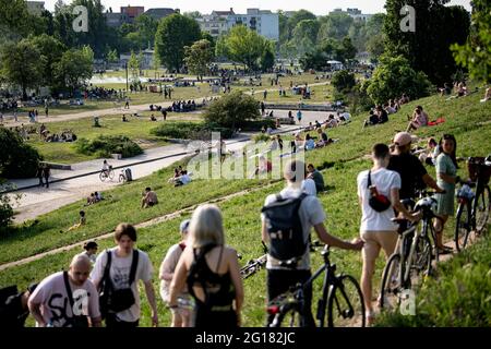 Berlin, Allemagne. 05e juin 2021. De nombreuses personnes cherchent une place à Mauerpark par temps ensoleillé. Credit: Fabian Sommer/dpa/Alay Live News Banque D'Images