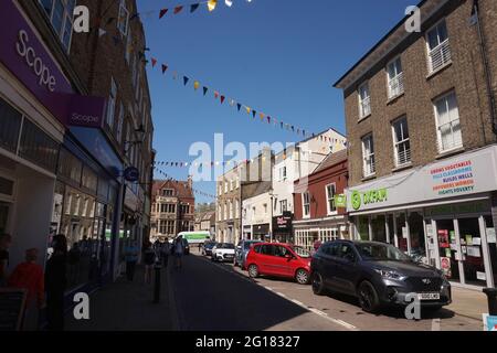 Boutiques sur High Street, Ely, Cambridgeshire, Angleterre Banque D'Images