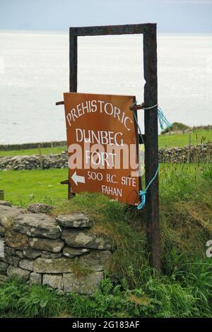 Panneau à l'entrée du fort préhistorique de Dún Beag dans la péninsule de Dingle, en Irlande Banque D'Images