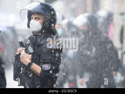05 juin 2021, Hessen, Francfort-sur-le-main : sous une pluie semblable à une explosion, les forces de police accompagnent les participants dans une manifestation pro-palestinienne à Francfort. Photo : Boris Roessler/dpa Banque D'Images