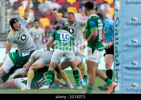 LONDRES, ROYAUME-UNI. 5 JUIN : les joueurs de Wasps fêtent après avoir remporté la victoire lors du match Gallagher Premiership entre London Irish et Wasps au Brentford Community Stadium, Brentford, le samedi 5 juin 2021. (Crédit : Juan Gasparini | ACTUALITÉS MI) crédit : ACTUALITÉS MI et sport /Actualités Alay Live Banque D'Images