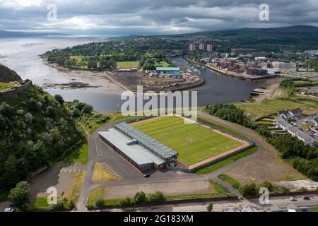 Vue aérienne du stade C&G Systems, stade du club de football de Dumbarton, avec Dumbarton Rock surplombant le stade. Banque D'Images