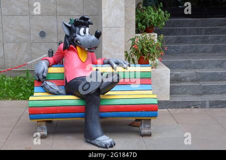 Sculpture d'un loup sur un banc d'un dessin animé soviétique devant le studio de cinéma Soyuzmultfilm. Banque D'Images