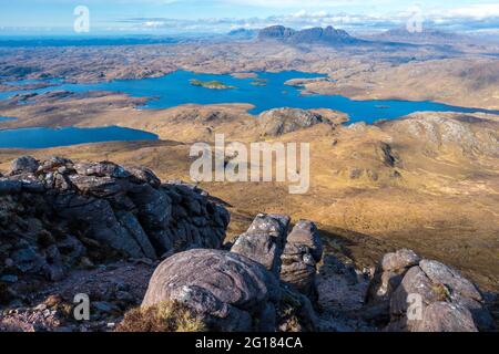 Vue sur le Loch Sionascaig à Suilven depuis Stac Pollaidh / Stac Polly - une montagne à Assynt dans les Highlands du Nord-Ouest de l'Écosse, Royaume-Uni Banque D'Images